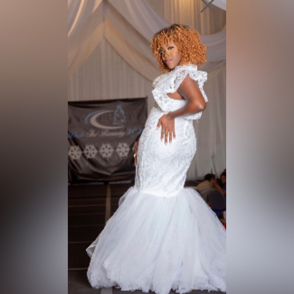 WHITE BRIDAL MERMAID GOWN SIZE LARGE SEE MEADURMENTS FANCY BY FRANCESCA WATSON - Picture 2 of 3